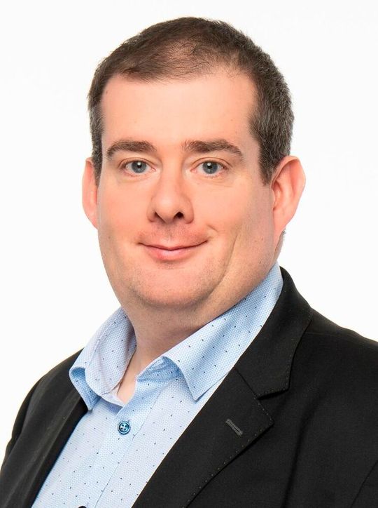 Julien Mousqueton ist Field CISO EMEA bei Cohesity und verfügt über mehr als 25 Jahre Erfahrung in IT und Cybersecurity. Er grün­de­te ransomware.live, eine Echtzeit-Plattform, die Ransomware-An­griffe weltweit trackt und der Cybersecurity-Community als offene Informationsquelle dient. Zudem berät er das französische Office Anti-Cybercriminalité (OFAC).(Bild:  Cohesity)