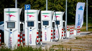 Einige Kommunen wolllen nur einen Anbieter für Elektro-Ladestationen – das kann für Verbraucher teuer werden. (Bild: Oliver Killig/Ionity)