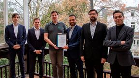 Stefano Mastrogiovanni (links), Geschäftsführer der ALEE, übergibt die Urkunde an Sascha Hackmann (rechts), Principal Consultant und Head of Safe Automated Driving bei Invensity. (Bild: ALLE)