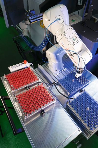 Dieser Roboter sortiert bei EZU-Metallwaren Bauteile in gut, schlecht und verdächtig oder undefiniert. Die schlechten Teile nutzt die KI für Deep Learning und verbessert so die Qualitätskontrolle kontinuierlich. (Bild: EZU-Metallwaren )