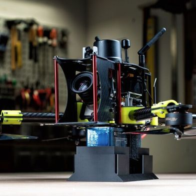 Eine Abfangdrohne wie diese kann eingesetzt werden, um unerwünschte Drohnen unschädlich zu machen. (Bild: Modell einer Abfangdrohne
 / DLR / CC BY 3.0 / dlr.de)