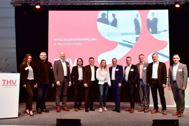 Der Vorstand und die Geschäftsführung des Toyota-Händlerverbands: (v.li.) Jaqueline Neys, Guido Rosenheinrich, Carsten Schulz, Roland Brucker, Alexander Nix, Moderatorin Regina Halmich, Frank Levy, Alexander Stege, Patrick Duymel, Ulf Pfeiffer und Christian Borth. ((c)2018 C.OLAF ADICKES)
