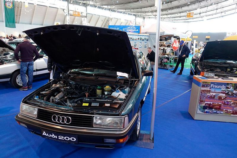 Traditionell präsentieren sich auch viele Oldtimerclubs in Stuttgart – wie hier die Freunde des Audi 100 Typ 44. (Bild: Rosenow/»kfz-betrieb«)
