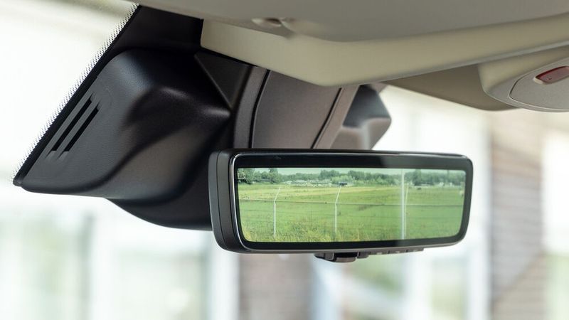 Der digitale Rückspiegel gibt Auskunft über das Verkehrsgeschehen hinter dem Fahrzeug. (Bild: Arnau Puig/Toyota)