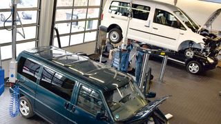 Prunkstück des Gebäudes ist die großzügige Werkstatt mit fünf Arbeitsplätzen und einer separaten Direktannahme. (Schlieben)