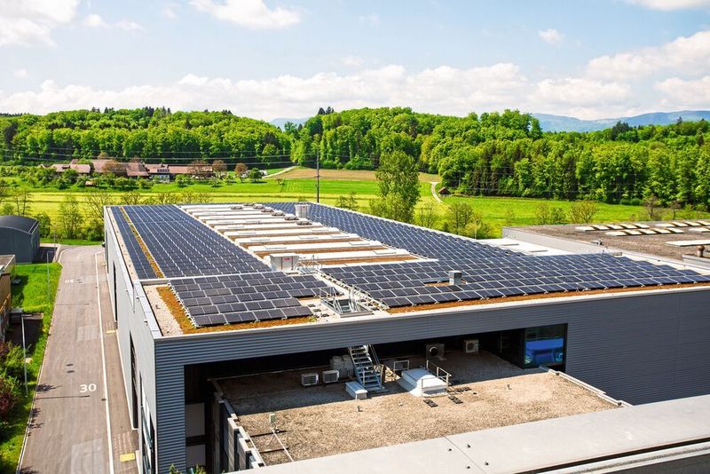 Die neue Photovoltaik-Anlage ist auf der Produktionshalle 1 von Bystranic installiert und liefert nicht nur Energie für die Produktion von Lasermaschinen sondern auch für E-Mobility. (Bystronic)