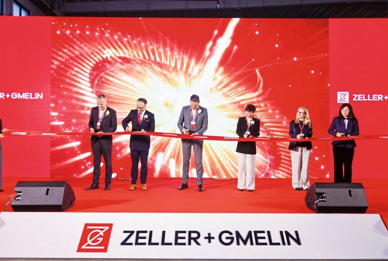 Mit dem traditionellen Banddurchschnitt fiel der offizielle Startschuss für die Produktion in Huzhou - Zeller+Gmelin setzt damit auf Wachstum und Nähe zum chinesischen Markt.(Bild:  Zeller+Gmelin)
