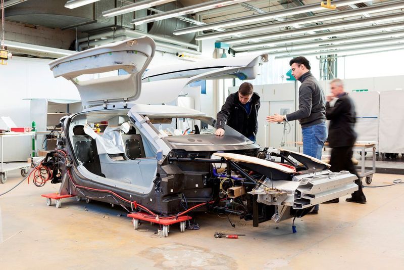 Nunzio La Vecchia, Chief Technology Officer und Testfahrer, im Gespräch mit den Designern. (Bild: Nano Flowcell)