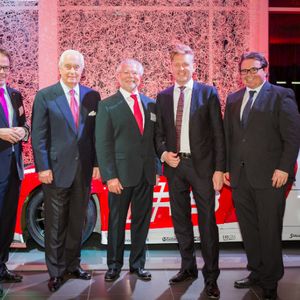 Freuten sich über den neuen Audi-Terminal in Geilenkirchen (von links): Juniorchef Daniel Jacobs, Jacobs-Partner Roger Penske, Seniorchef Günter Jacobs, Wayne Griffiths, Leiter Vertrieb Deutschland bei Audi, sowie Juniorchef Patrick Jacobs.(Foto:  Jacobs)