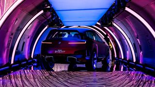 Die skulpturale Heckklappe trägt lediglich die Rücklichter, nicht breiter als ein Strich. (Bild: BMW)