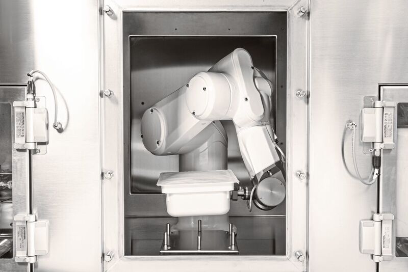 Roboterarm positioniert die Wanne vor die Impulslicht-Einheit. (Fabio Cravarezza Fotografo)