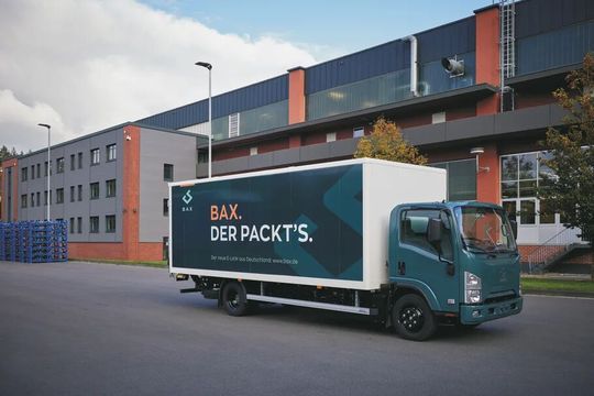 Mit dem Elektro-Lkw BAX 7.5, der ein zulässiges Gesamtgewicht von 7,5 Tonnen hat, können jetzt 3 Tonnen Ladung befördert werden. Weil er so leise fährt, darf er auch nachts durch die Stadt rollen. Das hat seine Vorteile... Mit dem Elektro-Lkw BAX 7.5, der ein zulässiges Gesamtgewicht von 7,5 Tonnen hat, können jetzt 3 Tonnen Ladung befördert werden. Weil er so leise fährt, darf er auch nachts durch die Stadt rollen. Das hat seine Vorteile...