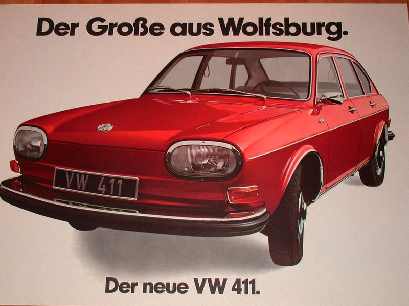 Flaggschiff mit kurioser Front: Dem glücklosen VW 411 von 1968 verpasste der Volksmund den Spottnamen Nasenbär. Anfangs lautete die Verkaufsbezeichnung VW 411, nach der Modellpflege 1972, bei der die Frontpartie ähnlich dem brasilianischen VW 1600 gestaltet wurde, dann VW 412. Der ursprünglich exklusiv für diesen Pkw entwickelte luftgekühlte Boxermotor wurde (mit späteren Hubraumerweiterungen auf bis zu zwei Liter) im von Volkswagen 1979 eingeführten VW Bus/Transporter (VW T3) noch bis zu dessen Umstellung auf wassergekühlte Aggregate im Jahr 1982 verwendet. (Bild: VW)