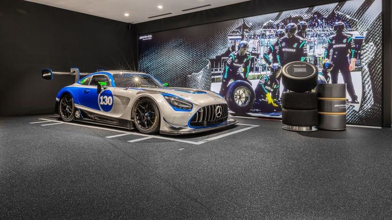 In der neuen AMG-Erlebniswelt finden bis zu zwölf Performance-Modelle Platz. (Bild: Mercedes-Benz AG)