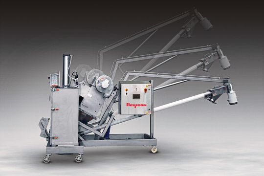 Der mobile, nach unten kippbare, flexible Spiralförderer von Flexicon mit integriertem Sackentleersystem kann überall in der Produktion eingesetzt werden, um händisch entleertes Material in erhöhte Prozessanlagen zu transportieren und leere Säcke staubfrei zu verdichten.(Bild:  Flexicon)