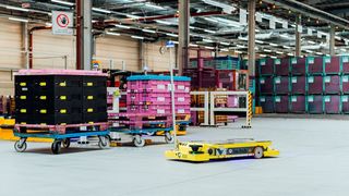 Hier ist der Autonomous Mobile Robot (AMR) „iw.hub“ von Idealworks im Einsatz im Dingolfinger Werk der BMW Group zu sehen. (Bild: Idealworks)