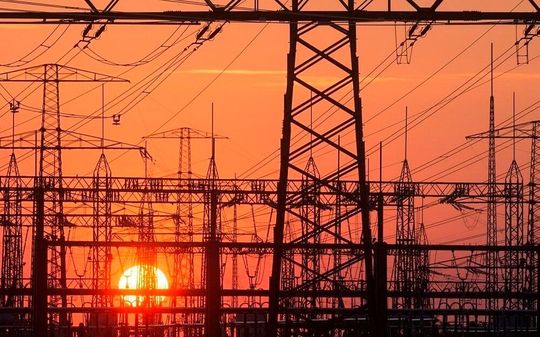 Die Stromversorgung soll möglichst nachhaltig und grün sein. Doch das Angebot ist vom Wetter abhängig. Gleichzeitig steigt der Stromhunger. Und was passiert, wenn bis 2030 die bisher als Stabilisierungssysteme nötigen Kohlekraftwerke vom Netz gehen? Keine Angst, es gibt was ...(Bild:  Enerchamp)