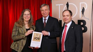 Alexandra Knauer, Geschäftsführende Gesellschafterin von Knauer, Bundeswirtschaftsminister a. D. Wolfgang Clement und Alexander Bünz, Geschäftsführer von Knauer (v.l.n.r.) bei der Übergabe des Top Job-Gütesiegels  (Bild: compamedia)