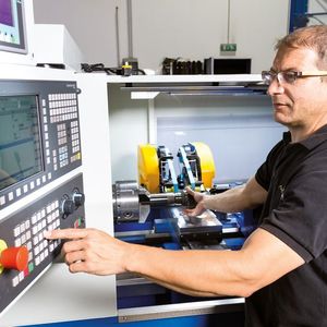 Einrichtungsarbeiten an der Siemens-828D-Steuerung der CNC-Drehmaschine mit integriertem Bandfinisher.