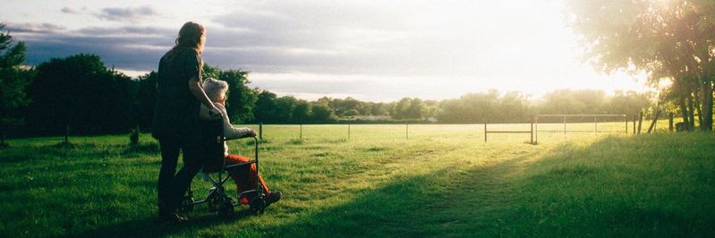 Um Menschen zukünftig auch im hohen Alter angemessen zu versorgen, können moderne Sensoren und ML-Algorithmen wertvolle Dienste leisten.(Bild:  gemeinfrei / Unsplash)