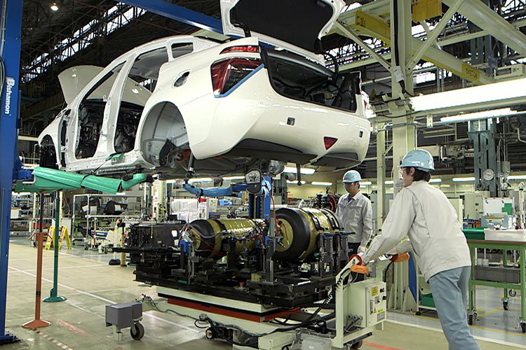 Toyota plante anfangs mit einer Jahresproduktion von 400 Einheiten. Jetzt sollen dieses Jahr 700 Mirai ausgeliefert werden. Die Fahrzeuge entstehen in Handarbeit im Werk Motomashi, derzeit drei Fahrzeuge am Tag, nächstes Jahr täglich neun. (Foto: Toyota)