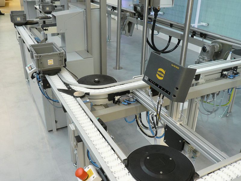 Harting zeigt Smart Factory in Hannover: Mit RFID-Transpondern ausgestattete Transportbehälter erkennen den Produktionsfortschritt eines Auftrages und haben jetzt zusätzlich einen Sensor zur Temperaturüberwachung. (Bild: Harting)