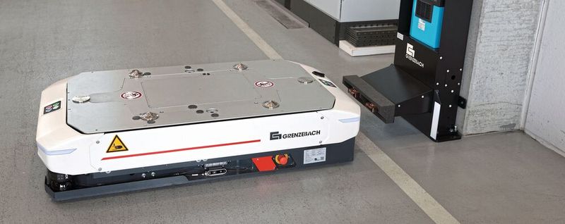 Das fahrerlose Transportfahrzeug OL1200S von Grenzebach kann auf kleinstem Raum navigieren – dank eines speziellen Lenk-Fahr-Antriebs.(Bild:  Grenzebach)