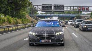 UNECE hat eine neue Regelung für Spurhaltesysteme verabschiedet. (Bild: Mercedes-Benz)