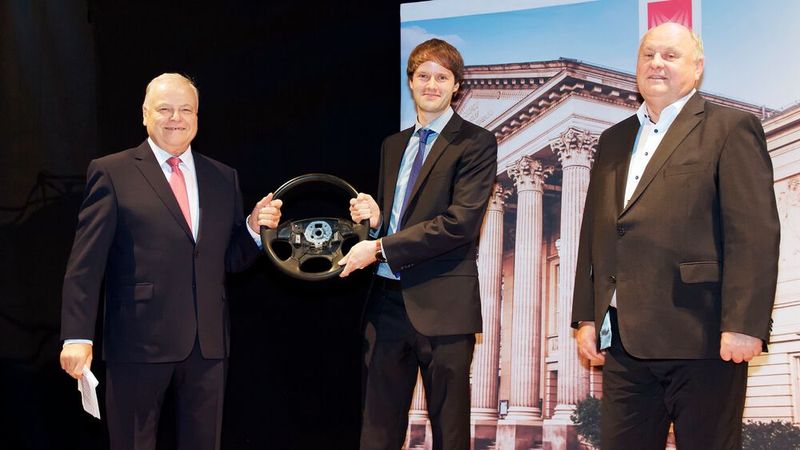 Der scheidende Obermeister Erhard Hüther gibt das Steuer an seinen Nachfolger Dominic Eisenbeiser (M.) im Beisein von Helmut Peter (r.), Präsident des Kfz-Gewerbes Thüringen, weiter. (Bild:  Zietz – »kfz-betrieb«)