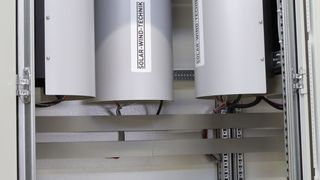 Bild 1: Moderne Lithium-Eisen-Phosphat-Batterien und Ladewechselrichter, die im Vier-Quadranten-Betrieb arbeiten, bilden die Kernkomponenten der Energiespeicher. (Bild: Walter Buecker/ASSISTEC)