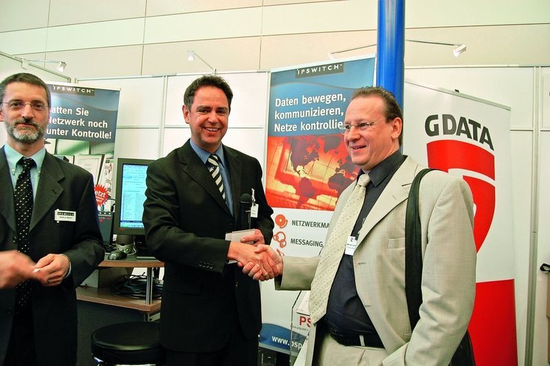 Jörg Karpinski, Marketing- und Vertriebsleiter bei PSP, gratuliert Werner Leitner zu seinem Gewinn. (Archiv: Vogel Business Media)