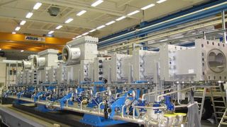 Bei den beiden bisher größten Aufbereitungslinien für POM hat alleine das Verfahrensteil des ZSK Megacompounder mit 250 mm Schneckendurchmesser eine Länge von über 10 m; zu sehen sind die versandfertig montierten Schneckengehäuse mit den drei Entgasungen  (Bild: Coperion Werner & Pfleiderer)