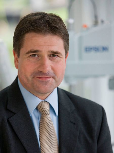 Volker Spanier, Leiter Factory Automation bei Epson, ist überzeugt davon, dass robotergestützte Automation Fertigungsstandorte in Europa sichert.
 (Epson/Fotodesign Ralf Baumgarten)