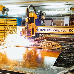 Die Master Cut Compact bei B-Mechanik wurde für 2D-Schneidaufgaben konfiguriert. Das platzsparende Modell steht für wirtschaftliche und präzise Plasmaschnitte und ermöglicht exakte Konturen im dünneren und mittleren Materialstärkebereich. 