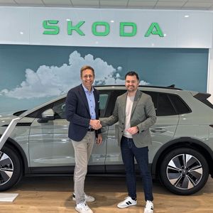 Sebastian Sauerbrunn, Geschäftsführer Geschäftsführer der Bodensee-Betriebe (Gohm+Graf Hardenberg GmbH, r.), übergibt den Betrieb per Handschlag an den neuen Niederlassungsleiter Paul Lohmeyer (l.).(Bild:  Rainer M. Hohnhaus)