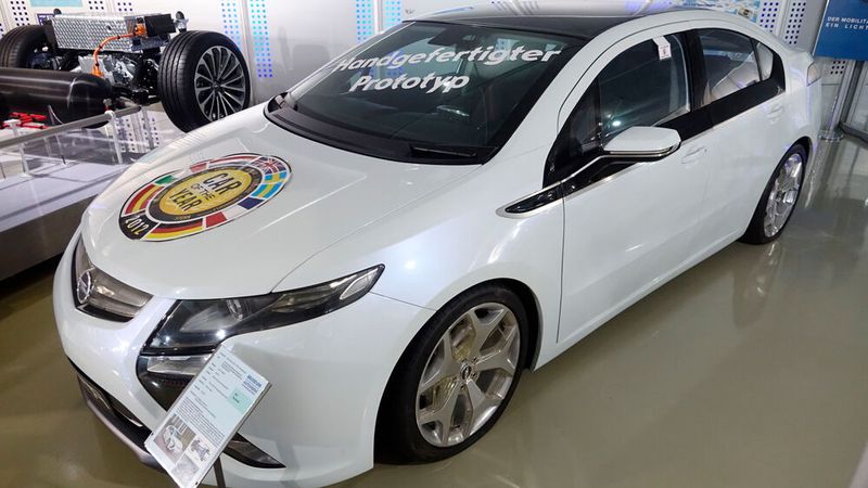 Der viersitzige Plug-in-Hybrid Opel Ampera wurde von 2011 bis 2014 von Chevrolet in Detroit gebaut. Der Elektromotor hat eine maximale Leistung von 111 kW (150 PS) und ein Drehmoment von 370 Nm. Das Fahrzeug wird über ein Planetengetriebe stufenlos in mehreren Betriebsmodi vor allem durch Elektromotoren angetrieben. Bei niedrigem Ladezustand des Akkus wird durch den Verbrennungsmotor ein Generator angetrieben. Das hier gezeigte Fahrzeug ist ein handgefertigter Protoyp und Ausstellungswagen. (Bild: Dominsky – VCG)