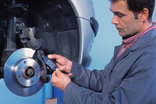 Bei der Bremsenreparatur sind hochwertige Ersatzteile und eine sorgfältige Arbeit Pflicht. Bei der Bremsenreparatur sind hochwertige Ersatzteile und eine sorgfältige Arbeit Pflicht.