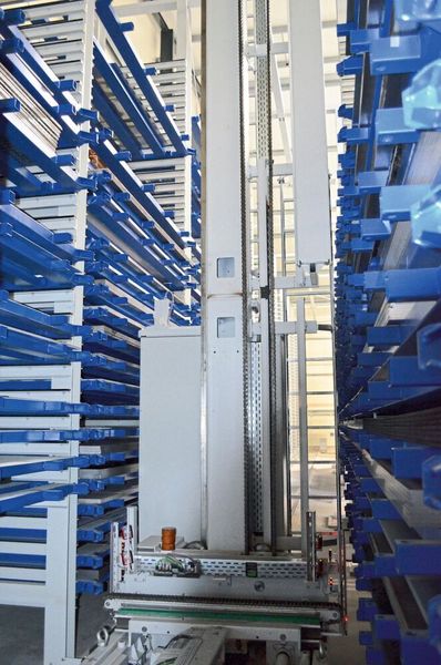 Das Regalbediengerät ist mit äusserst dynamischen Antrieben ausgerüstet und ermöglicht einen schnellen, direkten Zugriff auf das Material. (Kasto Maschinenbau)
