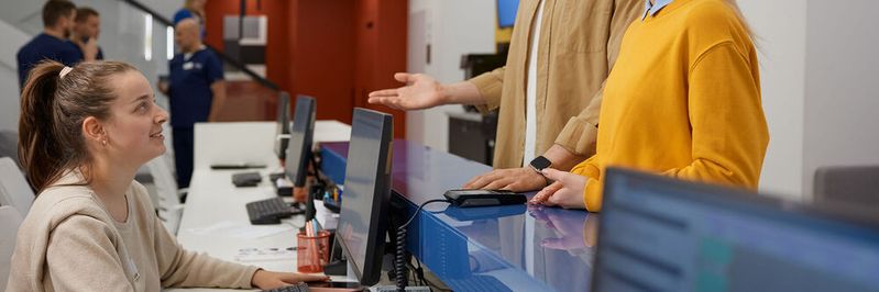 Zu viele Facharzttermine, zu wenig Fachärzte und auch die Gesetzlichen Krankenkassen fühlen sich zum Teil überlastet. (© Nomad_Soul – stock.adobe.com)