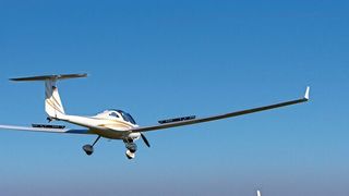 Höhenflug für Azubis: Das Unternehmen übernimmt die Kosten. (©morgem - stock.adobe.com)