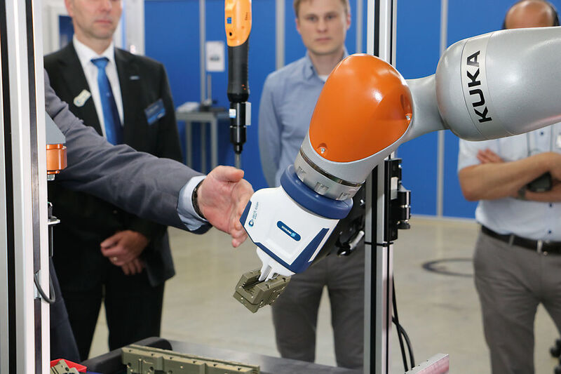 Im Praxisteil wurde die MRK für die Teilnehmer erlebbar. Schunk zeigte Cobot-Applikationen live in Aktion. So auch diese MRK-Anwendung, bei der ein Kuka-Roboter, ausgestattet mit einem Co-act-Greifer, gemeinsam mit einem Werker an einem Greifergrundgehäuse arbeitet. (Sonnenberg)