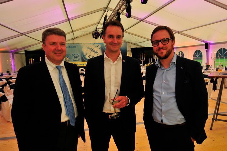 Freuen sich auf den Branchenabend: (v. li.) Achim Kreyenpoth (BDK), Philipp Kroschke (Fa. Kroschke) und Ralf Koke (Loco-Soft). (Zietz/»kfz-betrieb«)
