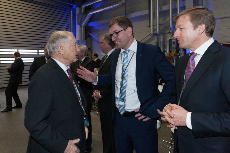 Markus Duesmann, Vorstand Einkauf BMW Group (Mitte) und Oliver Zipse, Vorstand Produktion BMW Group (rechts) im Gespräch mit Eberhard von Kuenheim (links). (BMW)