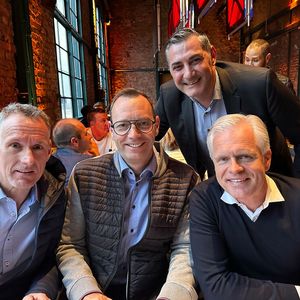Das Vodafone Team ist bei dem Vorabend Event dabei, (v. l.) Uwe Bliemetsrieder, Frank Pelzer und Armin Heddenhausen mit Arbren Zogaj (XIAOMI).(Bild:  Vogel IT-Medien)