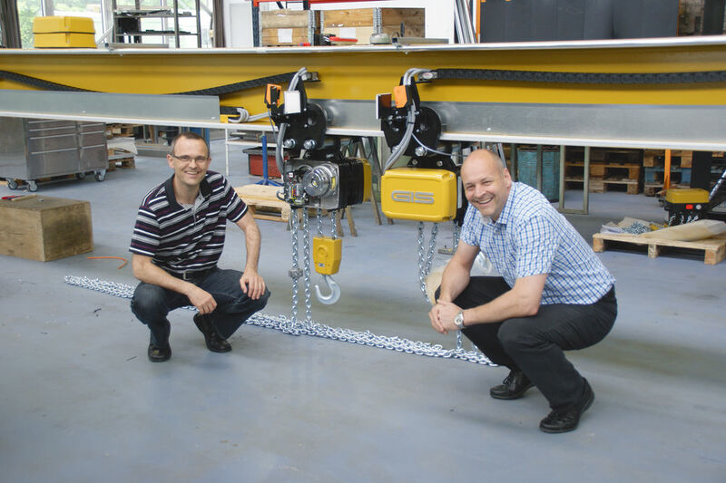 Ivan Muri, Geschäftsleiter der GIS AG (rechts) und sein Verkaufs- und Marketingleiter Erich Widmer freuen sich über die Fertigstellung einer kundenspezifischen Krananlage mit zwei GCH Elektrokettenzügen der dritten Baureihe. (Bild: GIS)