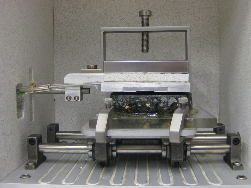Abb. 2: Apparatur zur Bestimmung der Gummireibung. (Bild: Forschungszentrum Jülich)