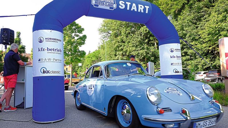 Von Anfang an dabei ist im Teilnehmerfeld der Oberbayerischen Meister-Classic der Porsche 356 B, Baujahr 1962, mit Andrea und Günther Schwanitz.(Bild:  Zietz – »kfz-betrieb«)