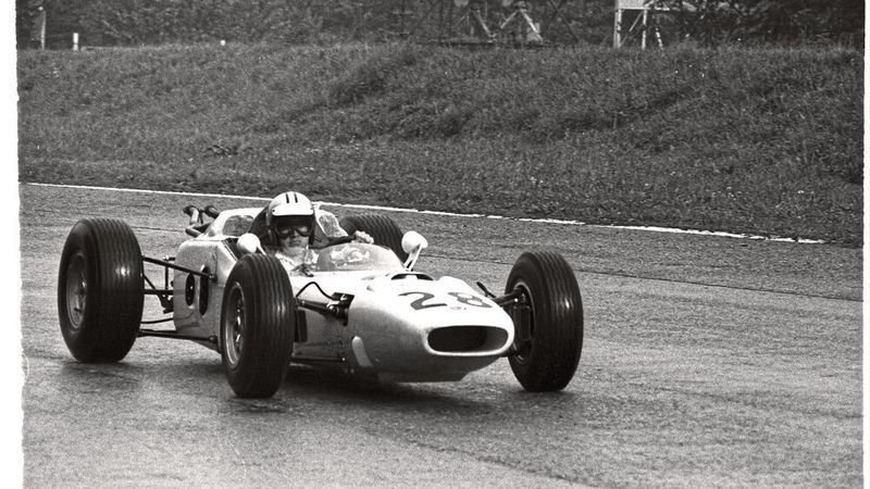 Von 1964 bis 1968 nahm Honda auch an der Formel 1 teil. Das Auftaktennen bildete am 2. August 1964 der Große Preis von Deutschland auf dem Nürburgring. Der Amerikaner Ronnie Bucknum debütierte mit dem Honda RA271 und der Startnummer 20. (Bild: Honda)