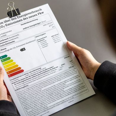 Die Pkw-EnVKV beschert dem Autohandel seit Jahren Dauerärger, weil die gesetzlichen Vorgaben nicht klar und kaum einzuhalten sind. Dies nutzt vor allem die DUH, um Händler bei Verstößen zur Kasse zu bitten. Der ZDK fordert seit Jahren Klarheit und Vereinfachung.  (Bild: Silke Reents)