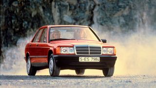 Die Vorzüge des 190ers sprechen sich rasch herum: Handling und Straßenlage sind prima, und die Verarbeitung Mercedes-typisch. Vom intern W201 genannten Wagen bauten die Stuttgarter von 1982 bis 1993 mehr als 1,8 Millionen Stück.  (Bild: Hersteller)